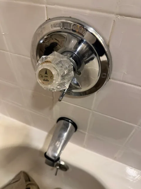 Leaking Delta shower and tub valve before repair