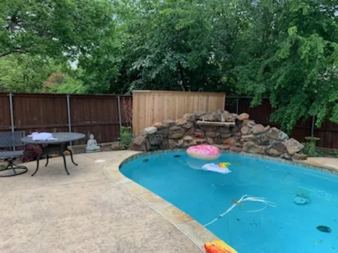 New cedar fence around a backyard pool